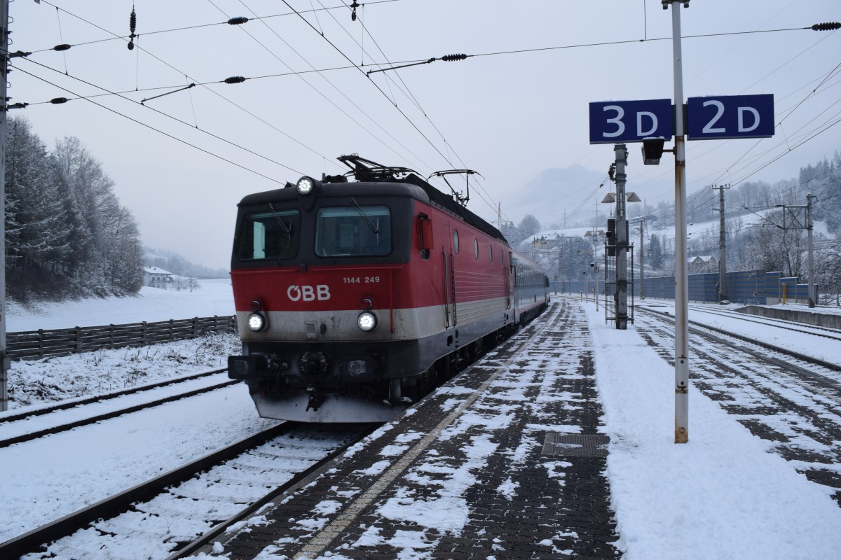 1144 249 fährt mit einigen IC Wagen im Bahnhof Werfen ein. Aufgenommen am 3.1.2016.