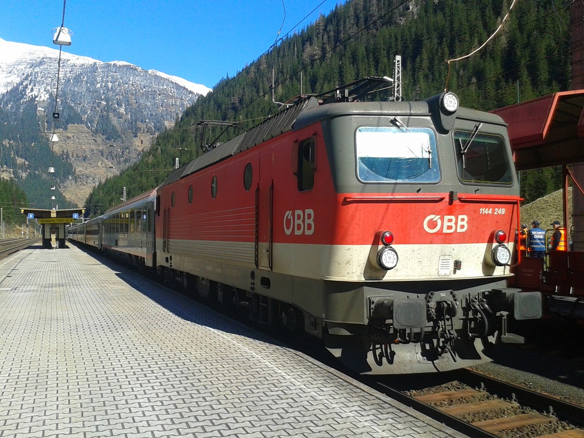1144 249 mit einer Ersatzgarnitur für IC 592 (Salzburg Hbf - Klagenfurt Hbf) in Böckstein. Aufgrund der Tauernsperre vom 18.4. bis 20.4.2015 verkehrte dieser Zug nur im Bereich Böckstein - Klagenfurt Hbf. (19.4.2015)