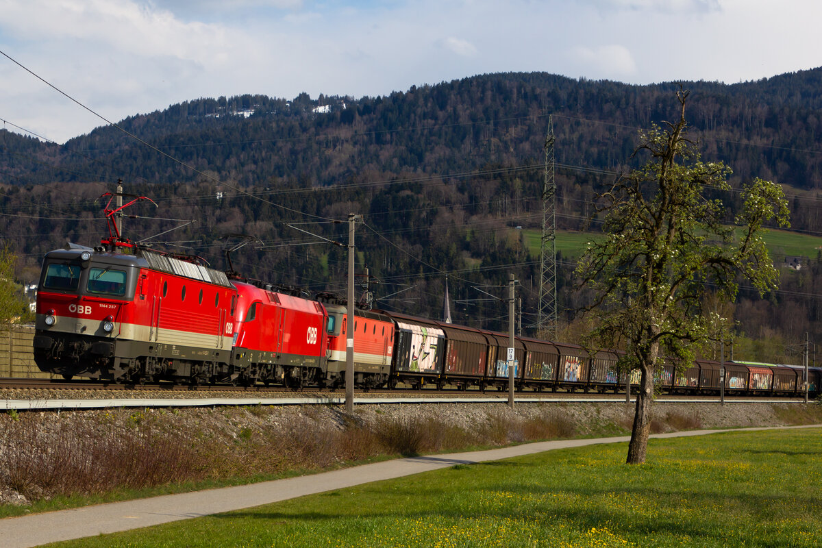 1144 251-3, 1116 263-4, 1114 013-0 kurz vor Wolfurt bei Schwarzach. 21.4.21