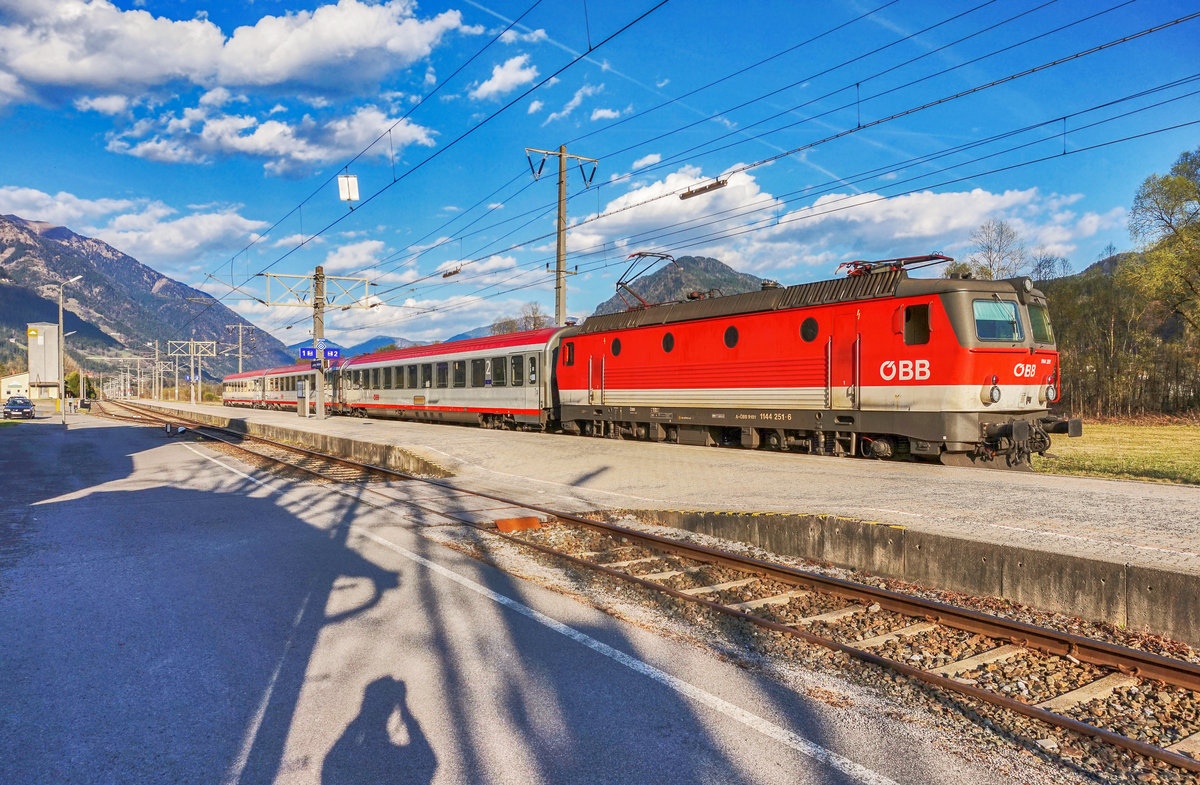 1144 251-6 fährt mit dem D 735, auf der Fahrt von Villach Hbf nach Lienz, in den Bahnhof Greifenburg-Weißensee ein.
Aufgenommen am 30.3.2017.