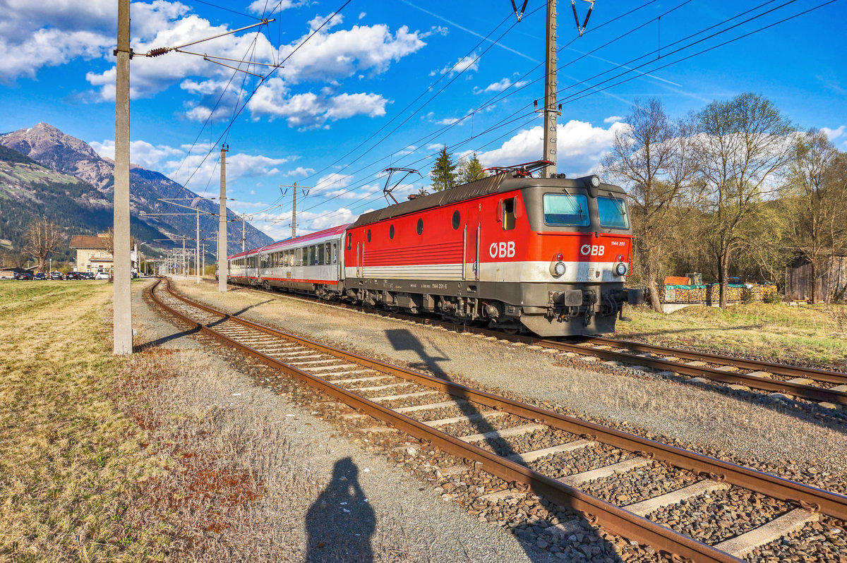 1144 251-6 fährt mit dem D 735, auf der Fahrt von Villach Hbf nach Lienz, aus dem Bahnhof Greifenburg-Weißensee aus.
Aufgenommen am 30.3.2017.