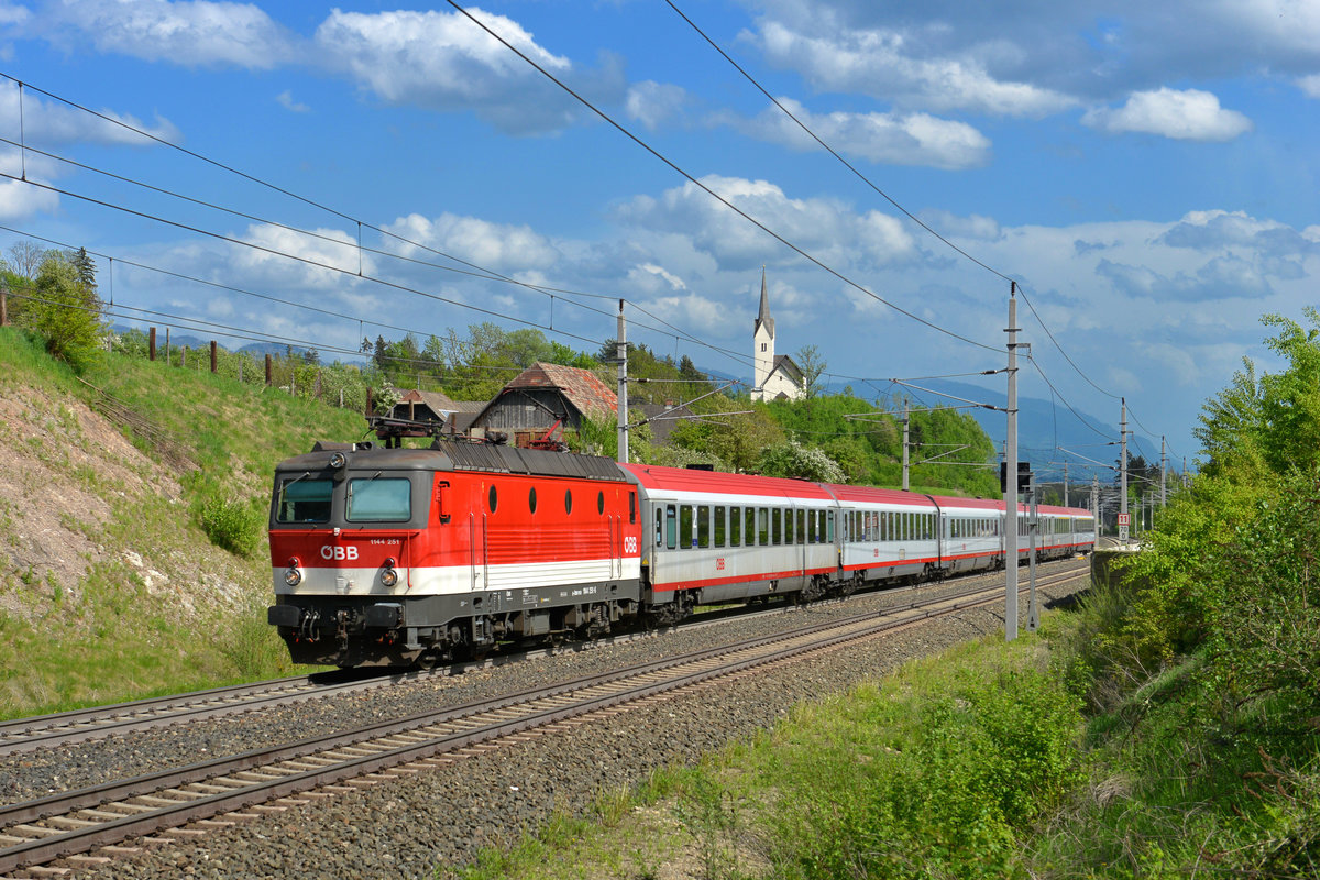 1144 251 mit IC 591 am 04.05.2013 bei Mühldorf-Möllbrücke. 