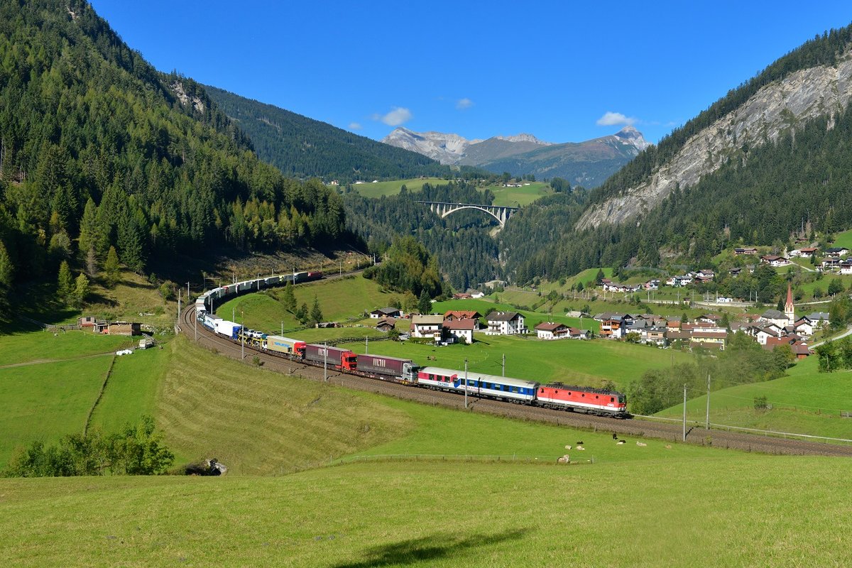 1144 251 mit einer RoLa am 27.09.2014 bei St. Jodok am Brenner. 