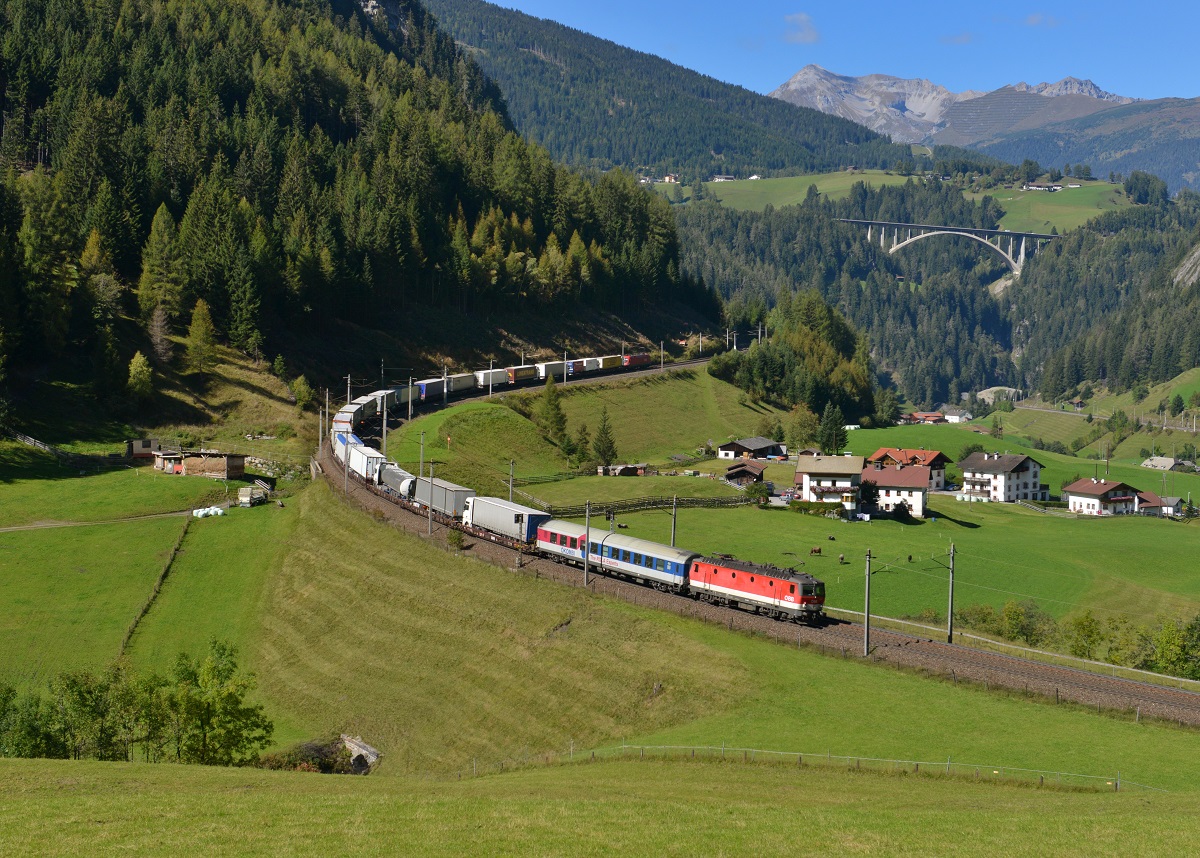 1144 251 mit einer Rola am 27.09.2014 bei St. Jodok am Brenner.