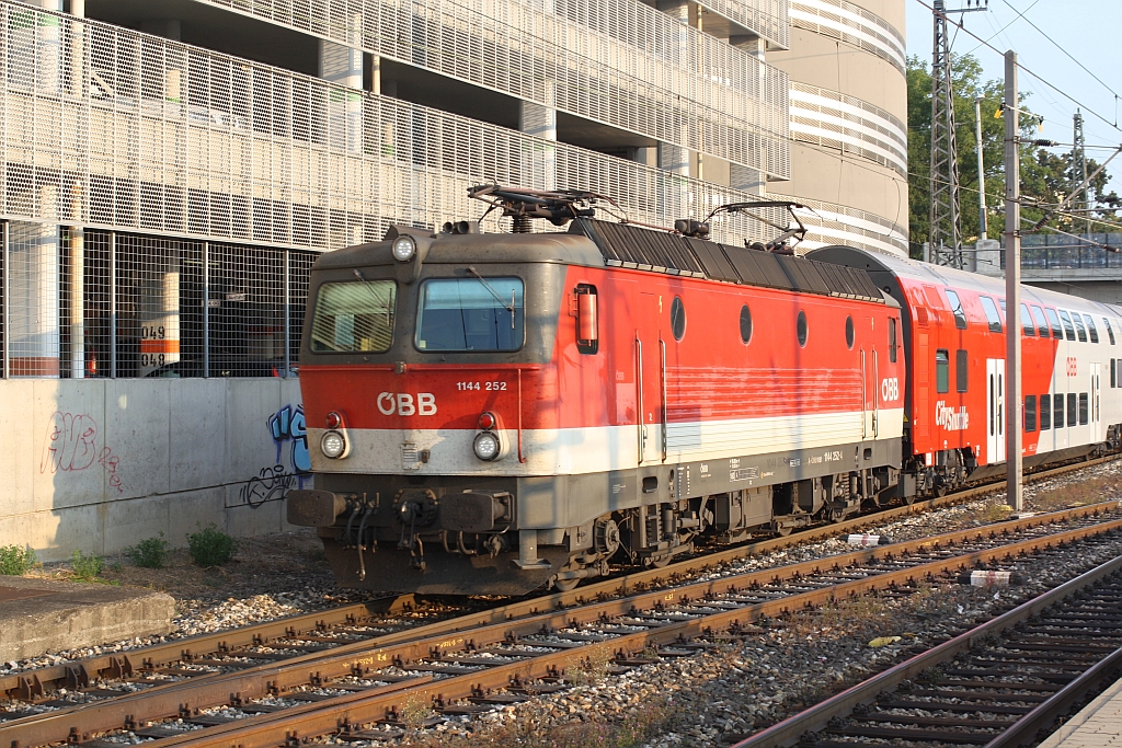 1144 252-4 fährt am 24.September 2016 in den Bahnhof Liesing ein.