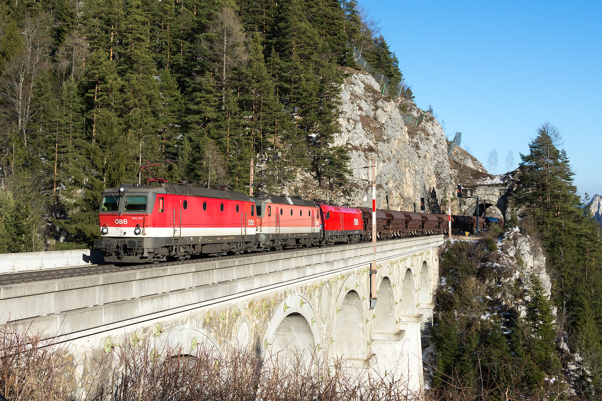 1144 252 einer Dreifachbespannung war an der Spitze dieses Güterzuges über den Semmering anzutreffen. Breitenstein, Krauselklause-Viadukt am 08.02.2020.