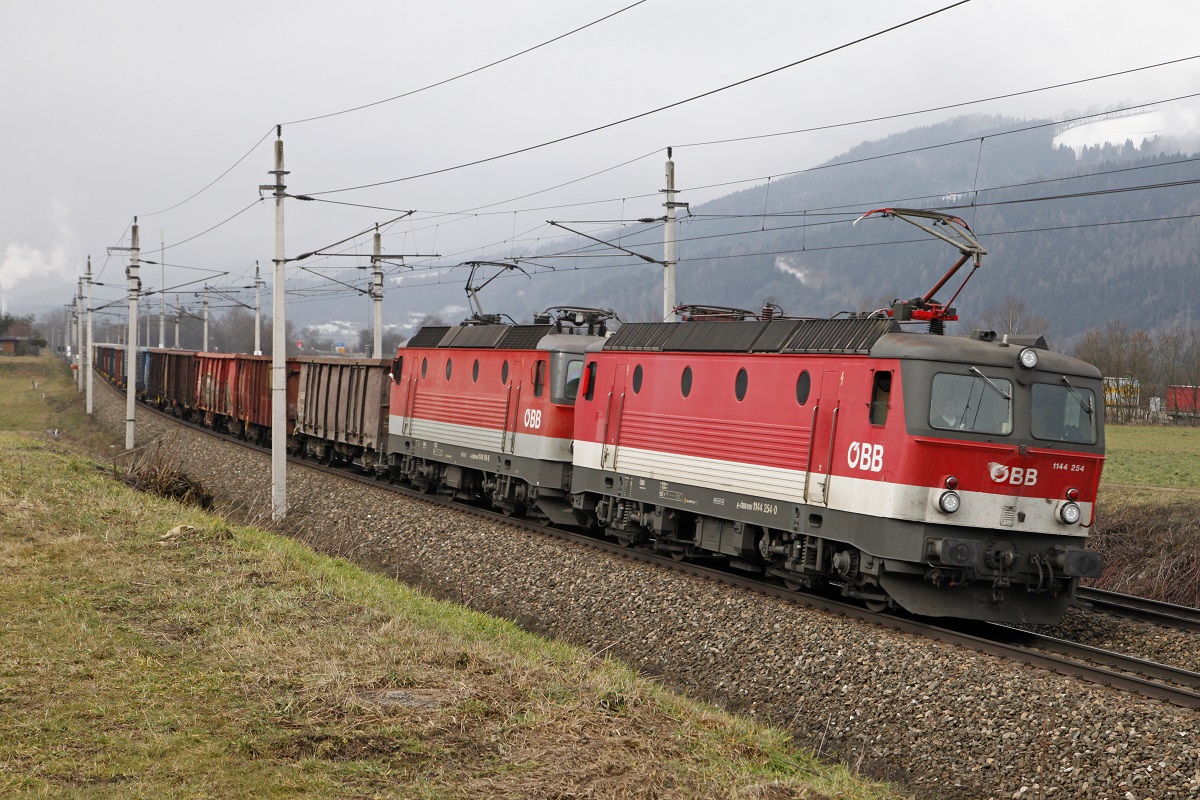 1144 254 + 1144 114 ziehen am 21.02.2014 einen Güterzug bei Niklasdorf Richtung Bruck/Mur.