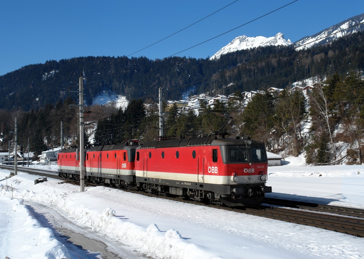 1144 254 + 1144 205 + 1144 2xx am 21.02.2012 bei Terfens.