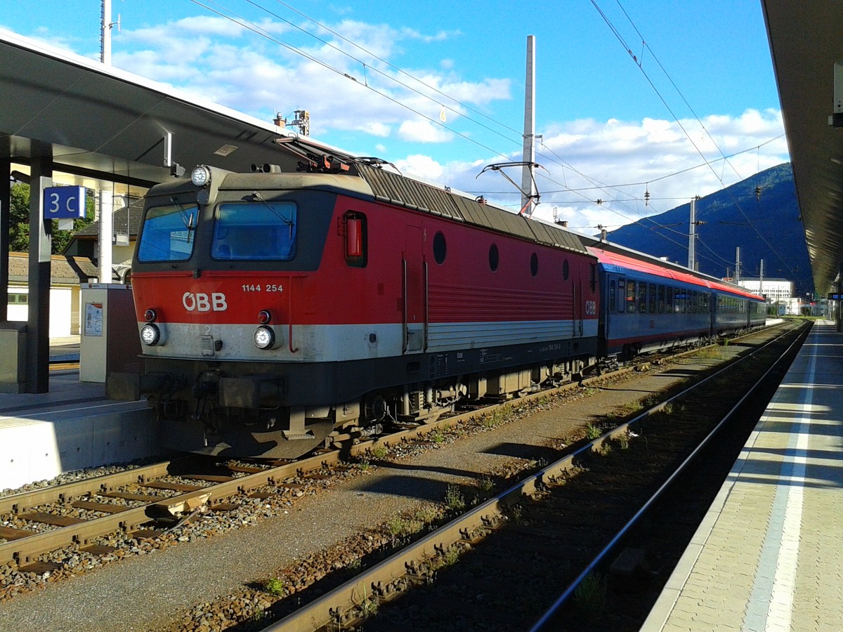 1144 254-0 mit D 735 (Villach Hbf - Lienz) am 20.9.2015 beim Halt in Spittal-Millstättersee.