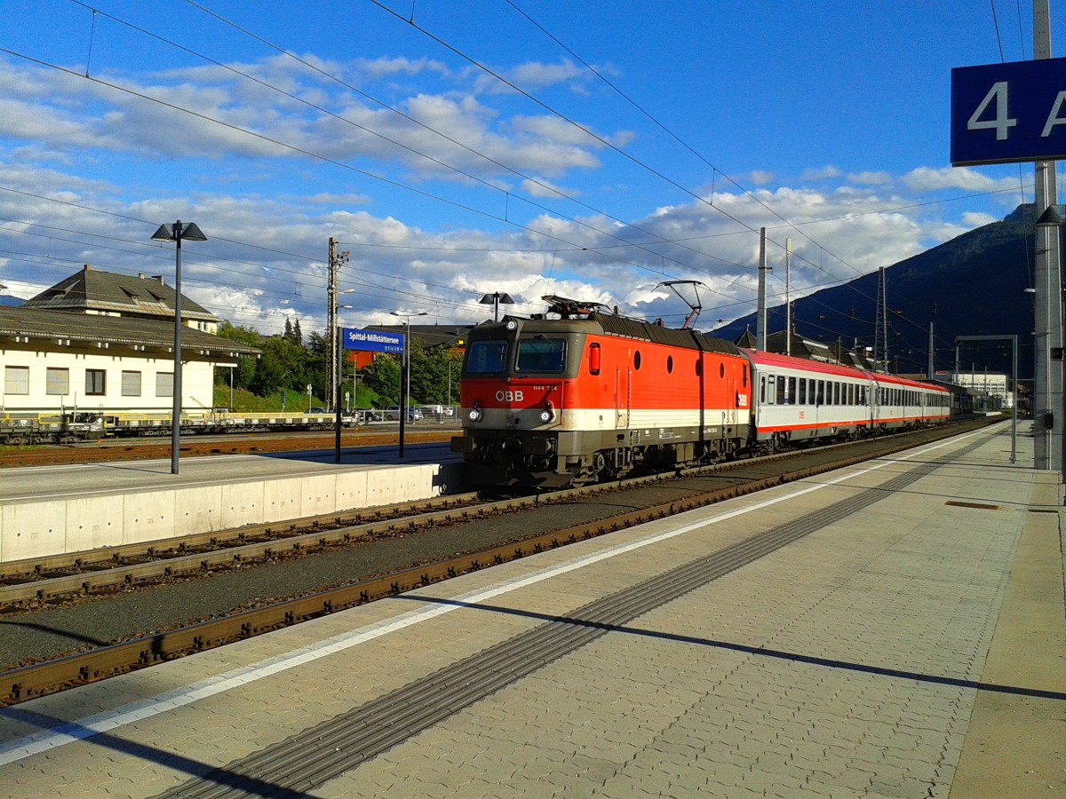 1144 254-0 mit D 735 (Villach Hbf - Lienz) am 20.9.2015 bei der Abfahrt in Spittal-Millstättersee.
