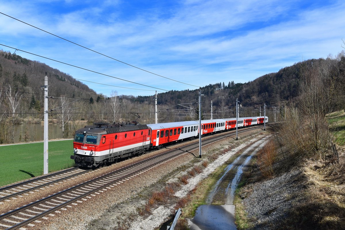 1144 255 mit einem REX am 17.03.2019 bei Wernstein am Inn. 