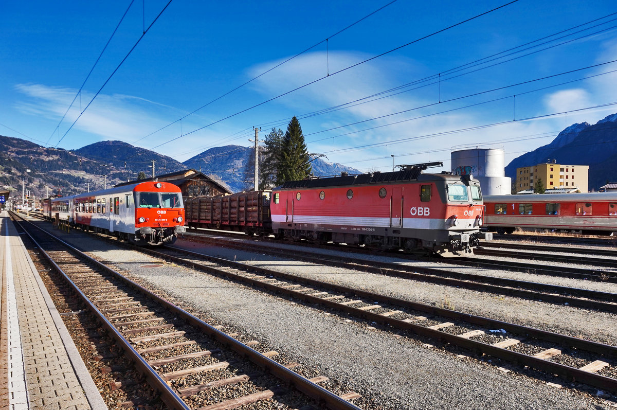 1144 256-5 steht mit einem kurzen Holzzug in Richtung Sillian, im Bahnhof Lienz.
Aufgenommen am 2.12.2016.