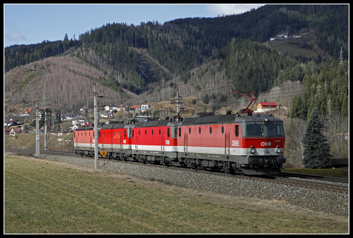 1144 256,255,287 und 011 als Lokzug bei Kindberg am 27.02.2020.