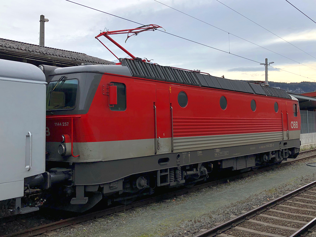 1144 257-3 mit CityShuttle Wagen wartet in Innsbruck Hbf auf den nächsten Einsatz. Aufgenommen am 15.12.2020