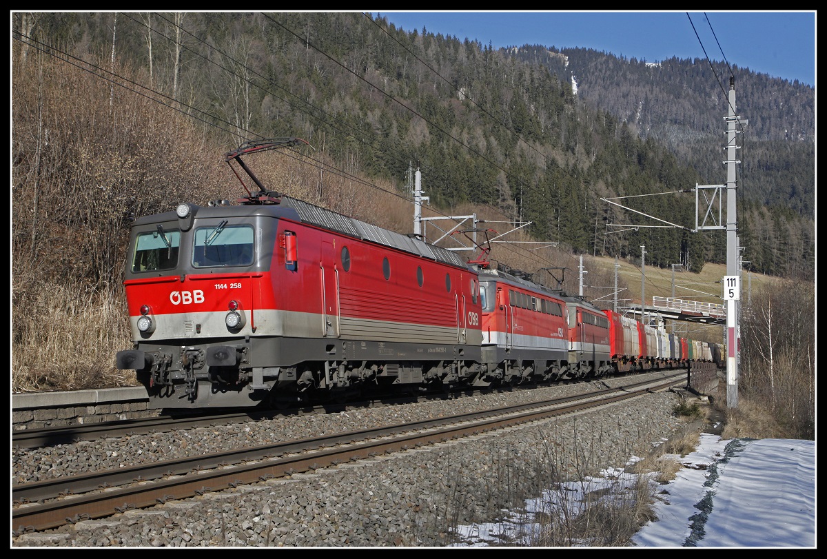 1144 258 + 1142 651 + 1142 621 mit Güterzug bei Spital am Semmering am 21.01.2020.