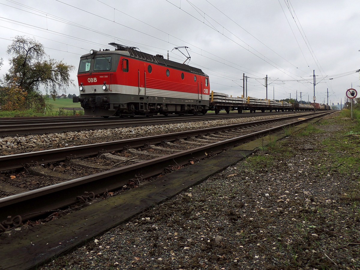 1144 258-1 mit gemischtem Güterzug bei Redl-Zipf in Richtung Salzburg; 151015
