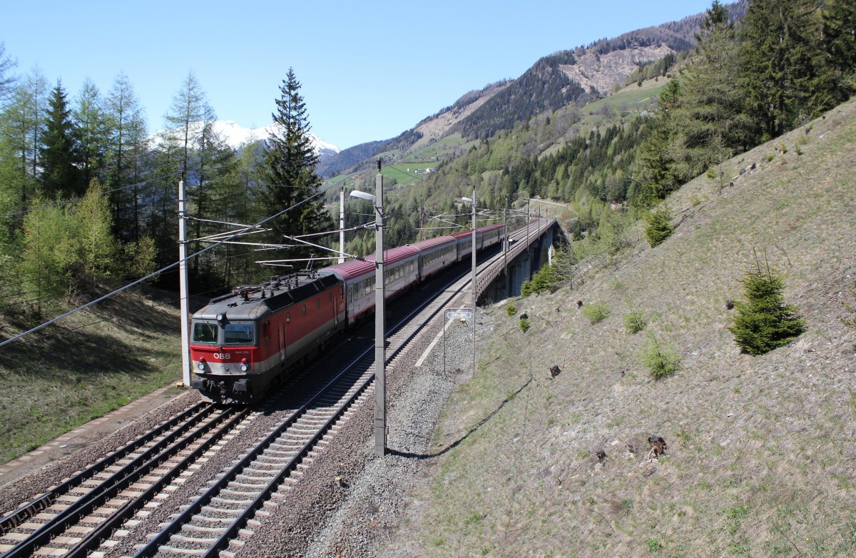 1144 258 zieht einen Personenzug über die Pfaffenberg-Zwengberg Brücke und fährt in den Bahnhofsbereich von Penk ein, April 2014