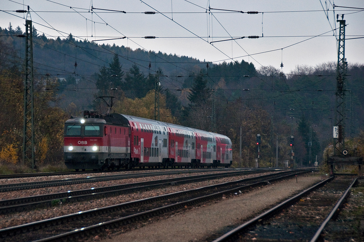 1144 260 erreicht mit REX 1626 den Bahnhof in Tullnerbach-Pressbaum. Die Aufnahme entstand am 16.11.2013.