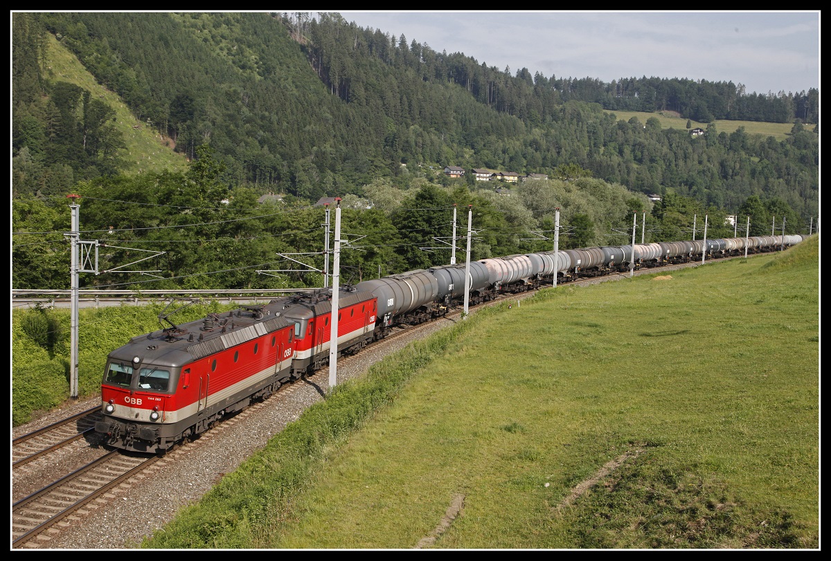 1144 262 + 1144... mit Güterzug in Bruck/Mur Übelstein am 13.06.2019.