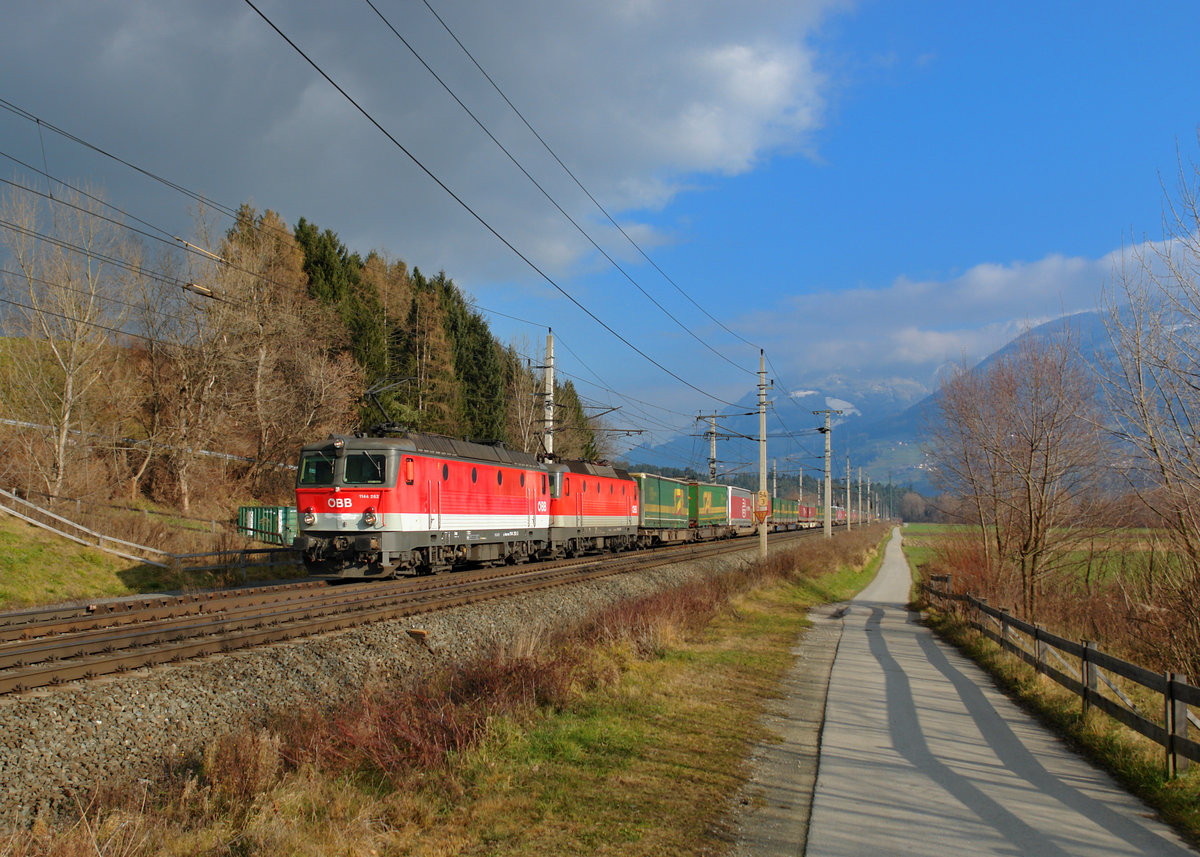 1144 262 mit einem KLV am 01.12.2012 bei Terfens. 