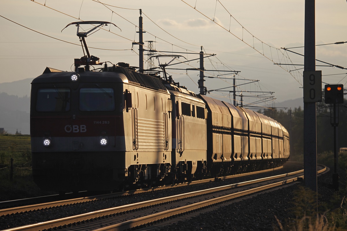 1144 263 + 1142.... mit Güterzug bei Niklasdorf am 11.09.2015.