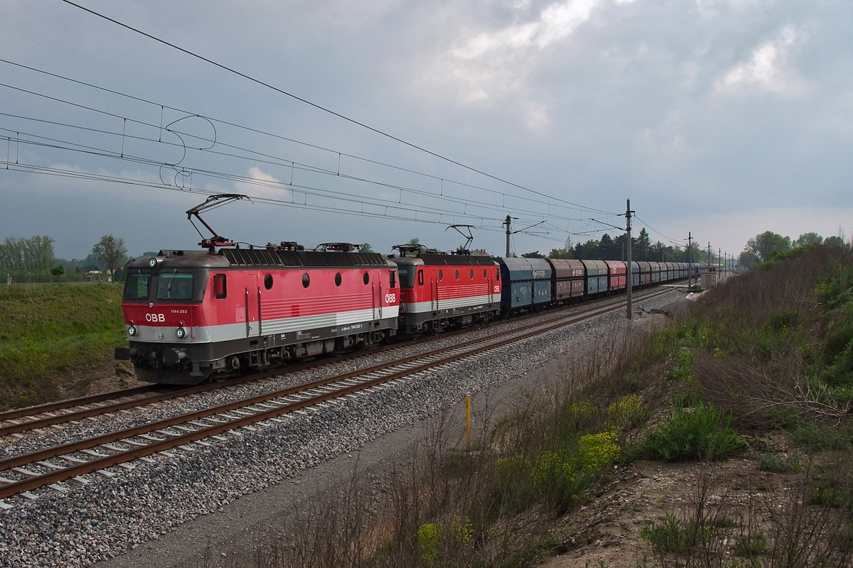 1144 263 und 1144 087 sind mit einem PKP Cargo Ganzzug in Richtung Breclav unterwegs. Die Aufnahme bei Tallesbrunn entstand am 26.04.2014.