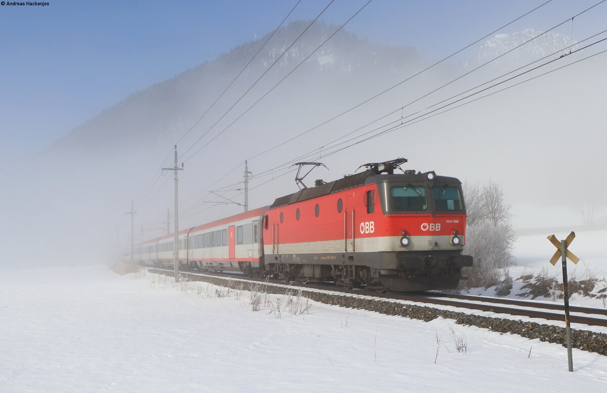 1144 266 mit dem IC 513 (Salzburg Hbf – Graz Hbf) bei Liezen 10.2.22