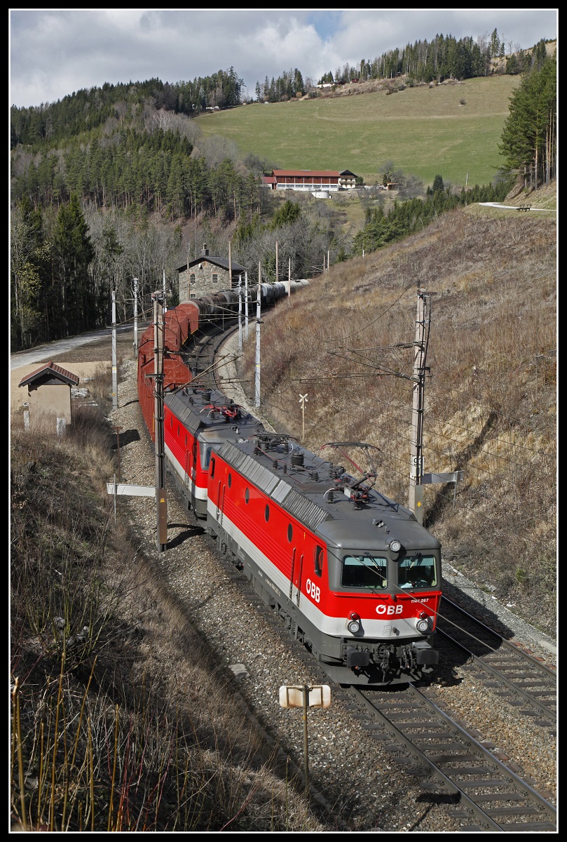 1144 267 + 1144... mit Güterzug bei Klamm - Schottwien am 12.03.2020.