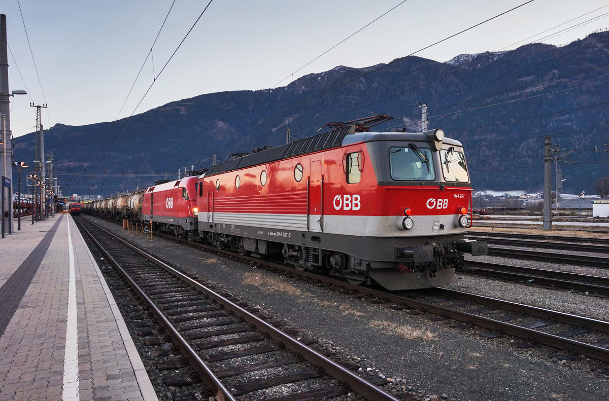 1144 267-2 wird an 1116 093-6 angekuppelt, um ihr mit schweren Kesselwagenzug über den Tauern zu helfen.
Aufgenommen am 17.12.2016 in Spittal-Millstättersee.