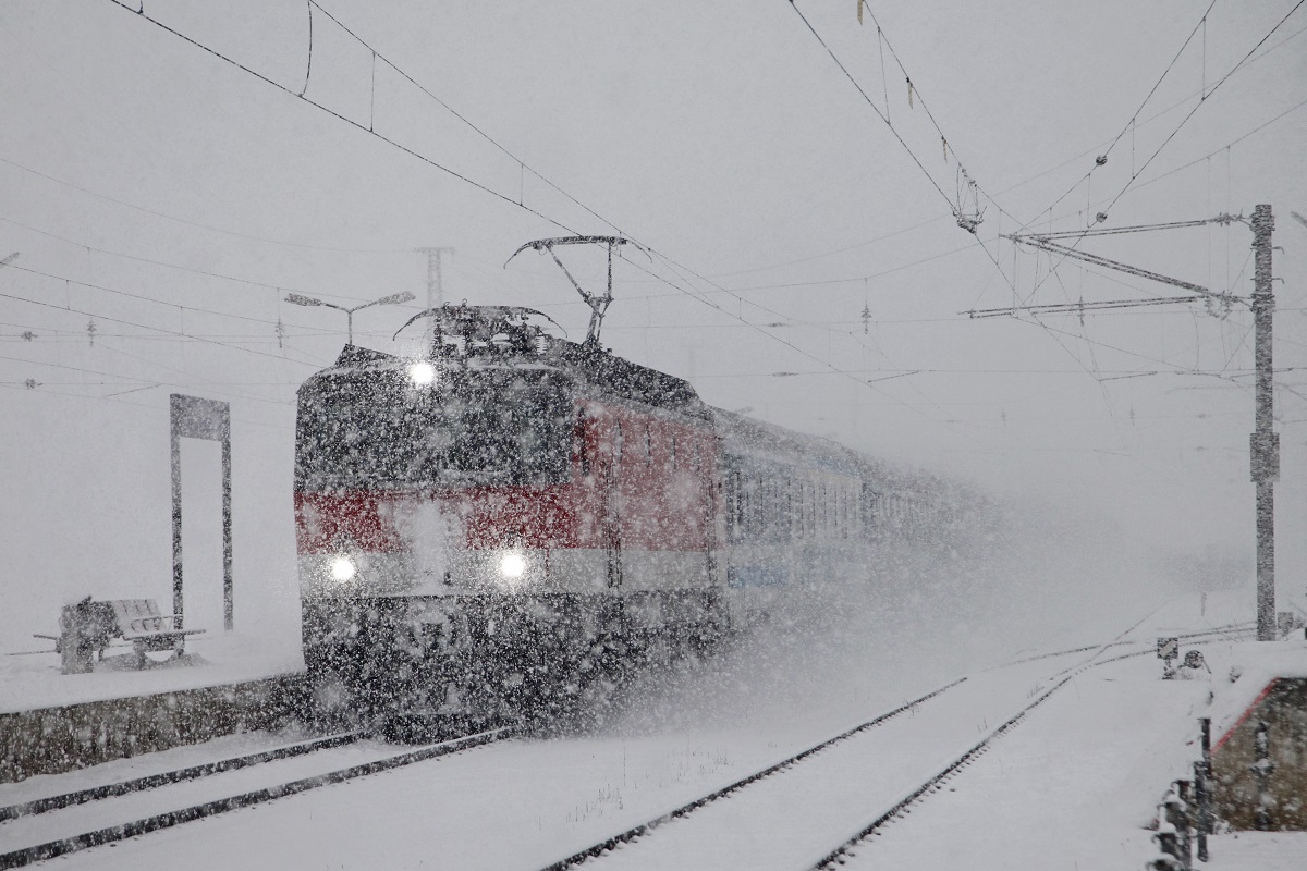 1144 267 fährt am 30.01.2015 bei dichtem Schneetreiben mit EC151 durch den Bahnhof Mixnitz-Bärenschützklamm.