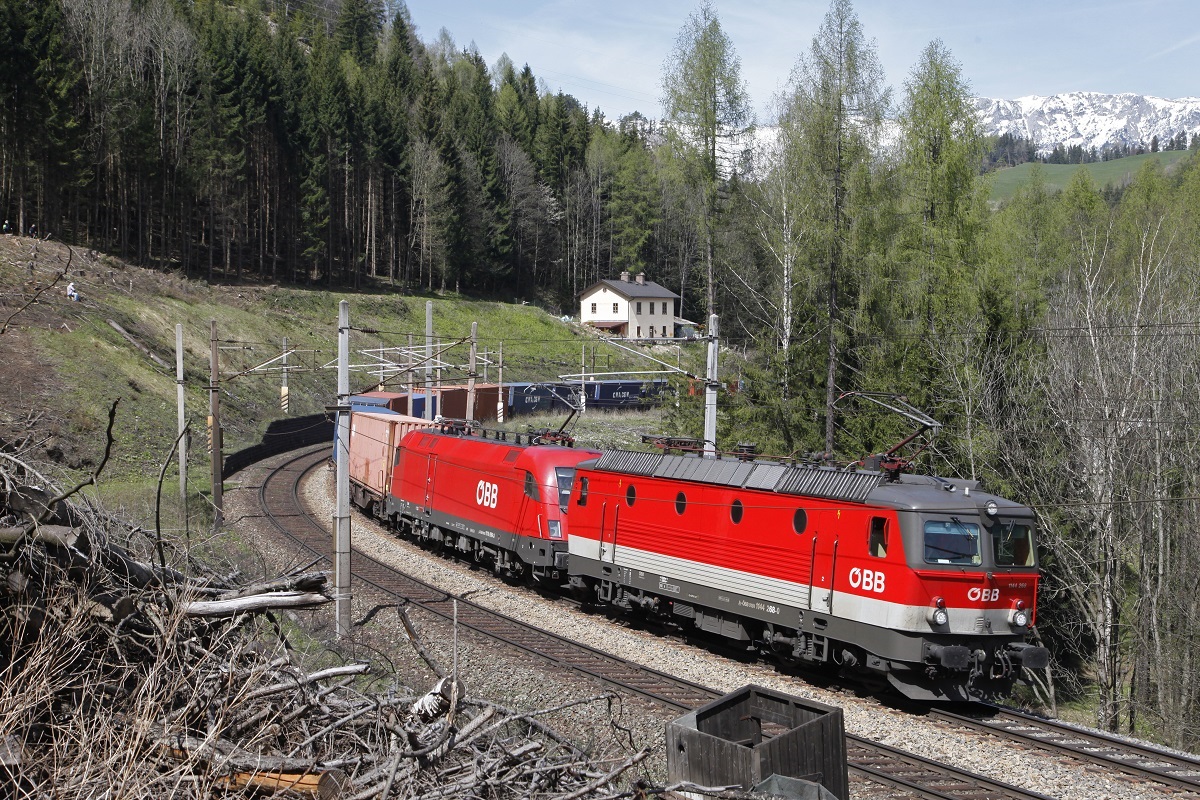 1144 268 + 1116 093 mit Güterzug bei Breitenstein am 25.04.2017.