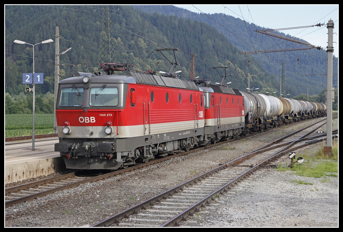 1144 270 + 1144 122 mit Güterzug in Mixnitz - Bärenschützklamm am 9.007.2020.