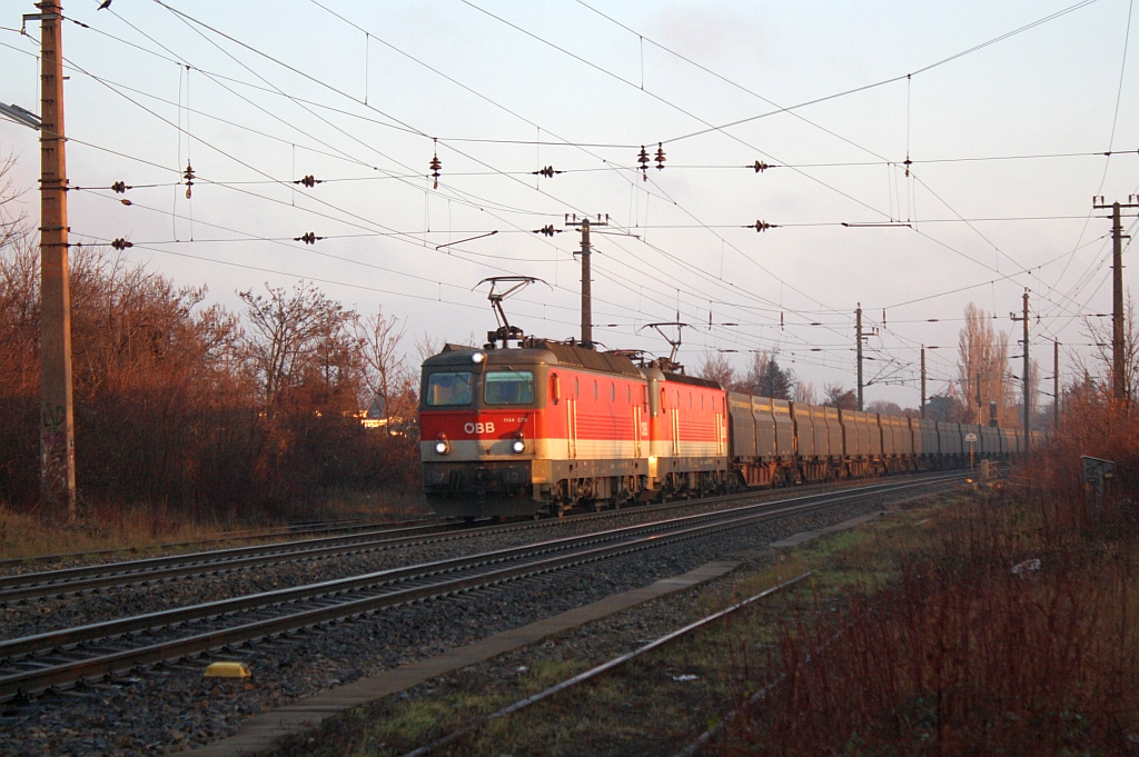 1144 270-6 und 1144 055-1 am 24.Dezember 2013 kurz vor der Hst. Atzgersdorf-Mauer.
