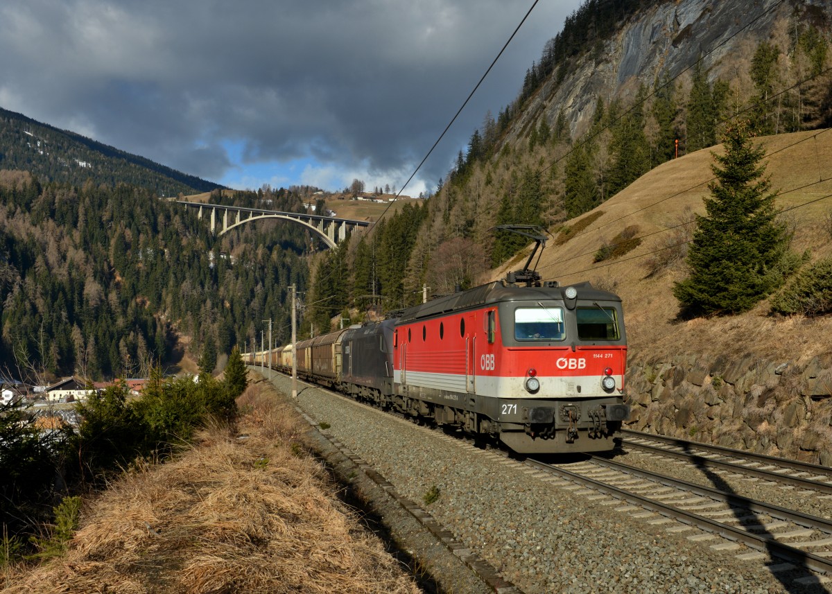 1144 271 + 1116 182 mit einem Güterzug am 24.02.2016 bei St. Jodok am Brenner.