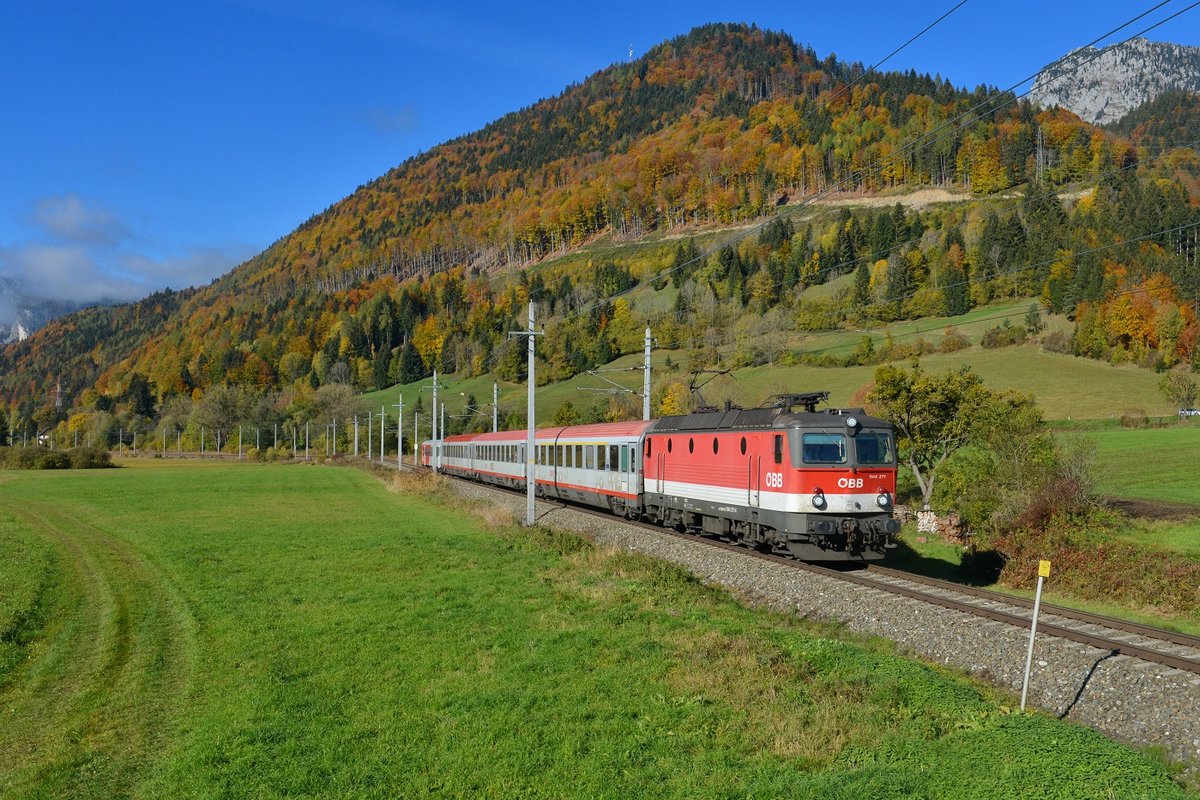 1144 271 mit einem IC am 24.10.2015 bei Weißenbach.
