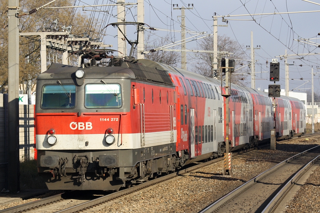 1144 272-2 am 25.Dezember 2015 mit dem R2327 in Atzgersdorf.