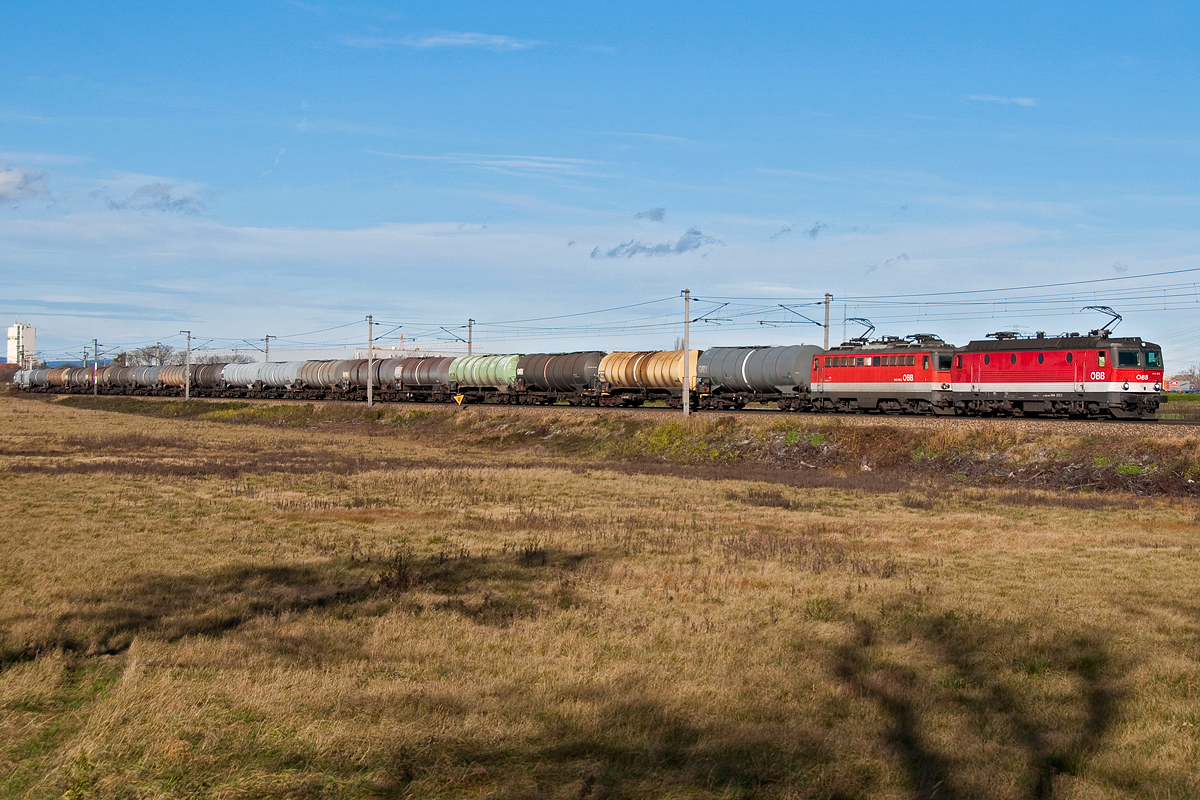 1144 272 und eine BR 1142 bringen einen Kesselwagengganzzug Richtung Osten. Die Aufnahm entstand am 19.12.2014 kurz nach Himberg.
