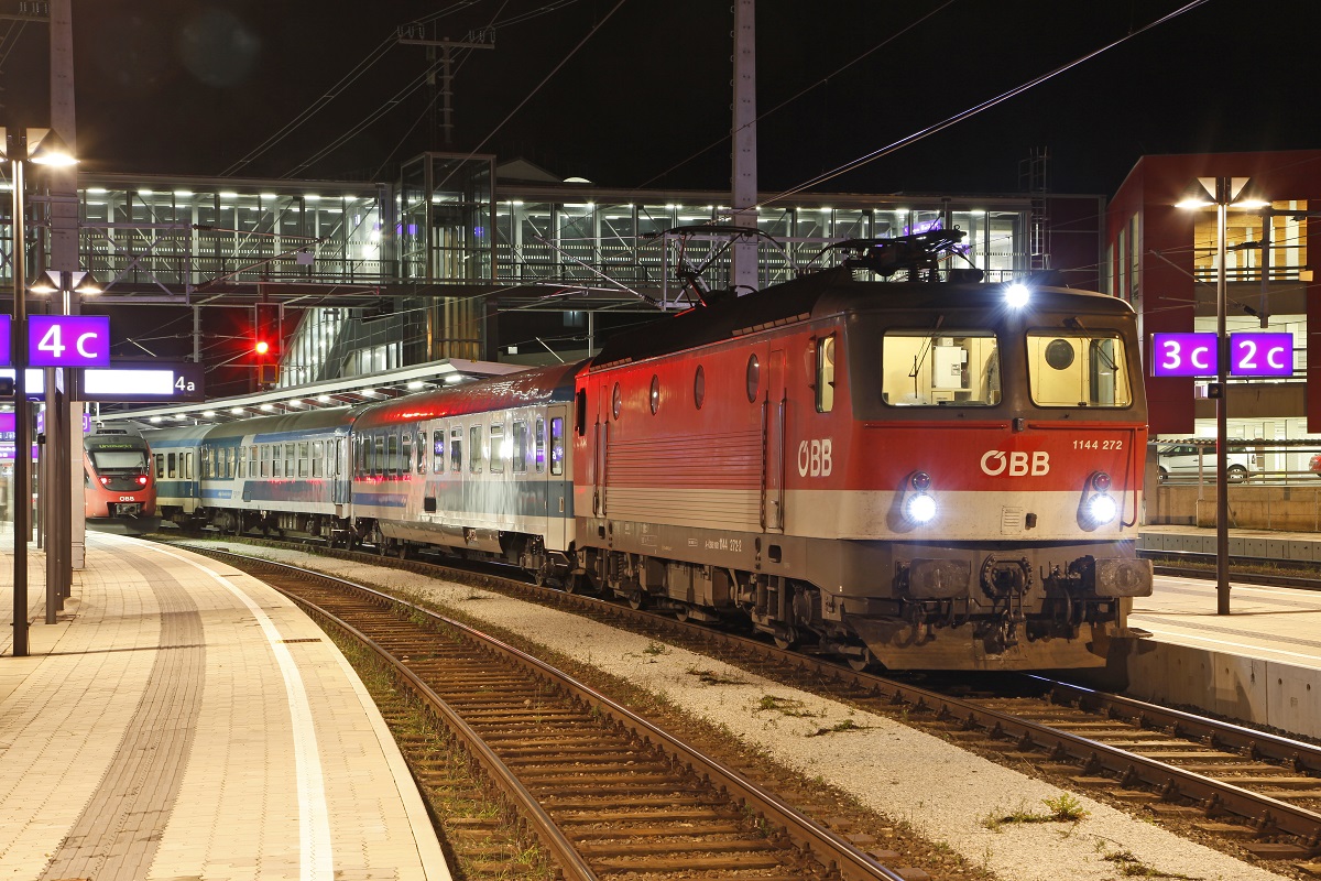 1144 272 steht mit EC150 abfahrbereit in Bruck/Mur am Bahnsteig 3.(8.11.2014)