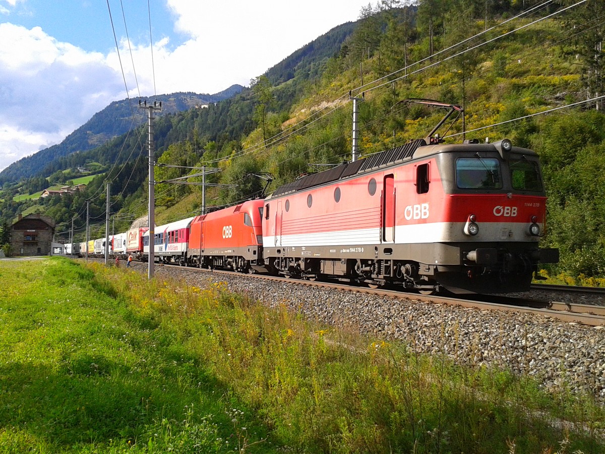 1144 278-9 + 1116 189-2 mit der ROLA 43253 (Salzburg - Triest) am 9.9.2015 in Penk. Hier war  aufgrund einer heigelaufenen Bremse, an einem der Wagons, eine Viertelstunde Pause angesagt.