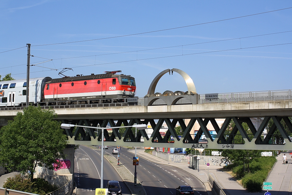 1144 278-9 vor dem R 2225  Retzer Land  befährt am 04.Juli 2015 die  Weinenden Brücke  über die Siemensstrasse.