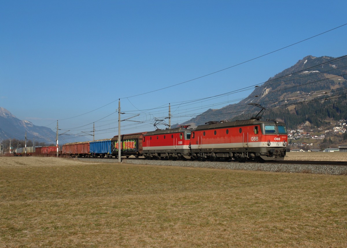 1144 279 + 1144 261 mit einem Gterzug am 08.03.2011 bei Schwaz.