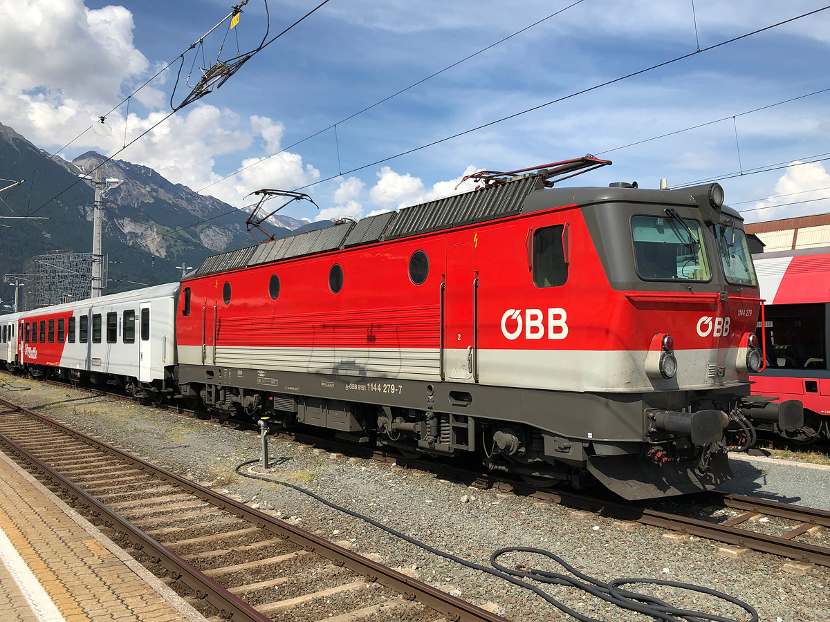 1144 279-7 mit CityShuttle Wagen wartet in Innsbruck Hbf auf den nächsten Einsatz. Aufgenommen am 17.06.2019