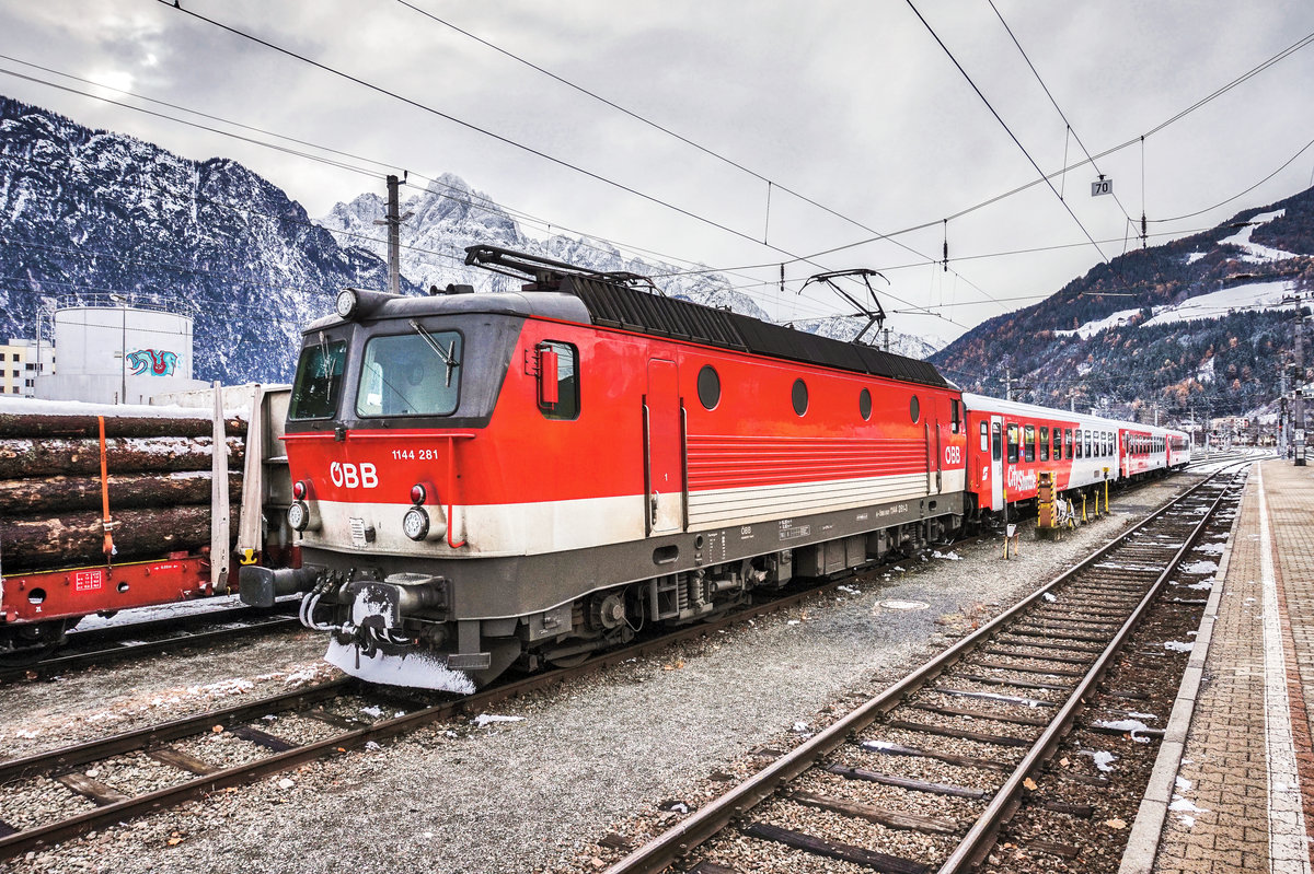 1144 281-3 steht am 30.11.2017 mit einer 3-teiligen CS-Garnitur im Bahnhof Lienz.