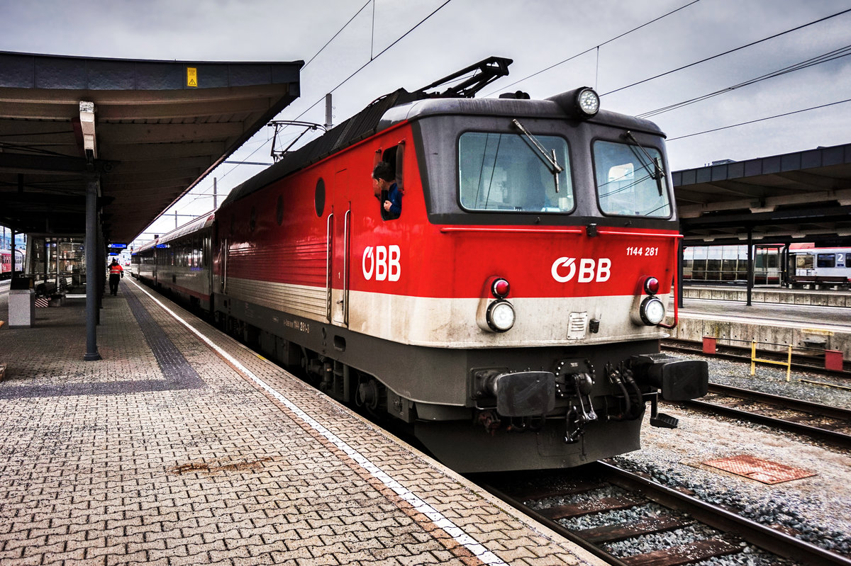 1144 281-3 stellt die Garnitur für den D 735 nach Lienz bereit.
Aufgenommen am 18.3.2018 in Villach Hbf.