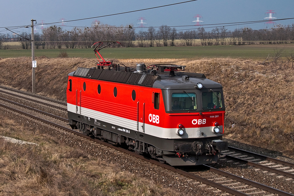 1144 281 ist als Lokzug zwischen Himberg und Gramatneusiedl unterwegs. Die Aufnahme entstand am 28.02.2015.