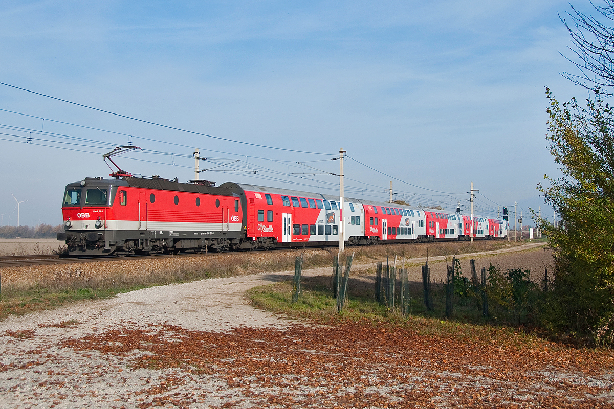 1144 281 ist mit dem R2334 kurz nach Wien Süßenbrunn in Richtung Bernhardsthal unterwegs. Die Aufnahme entstand am 06.11.2015.