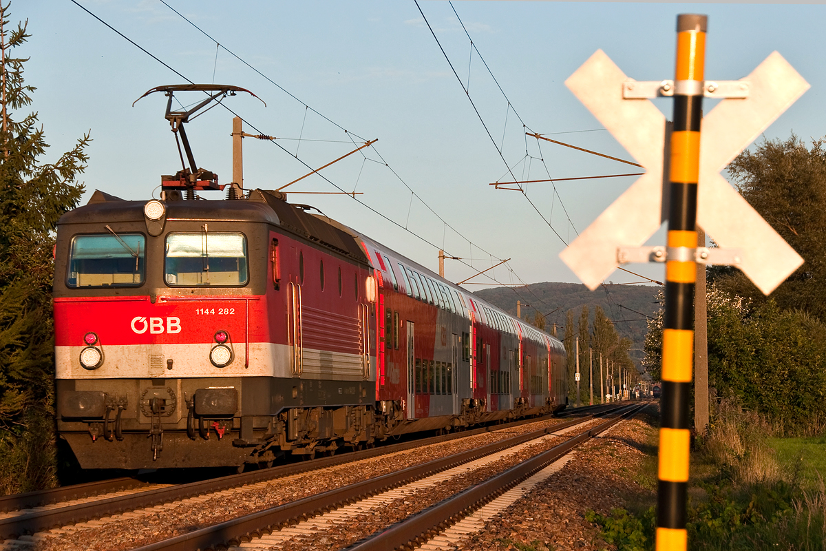 1144 282 schiebt den R 2185 in der Abendsonne nach Wien FJB. Muckendorf-Wipfing, am 24.09.2013.