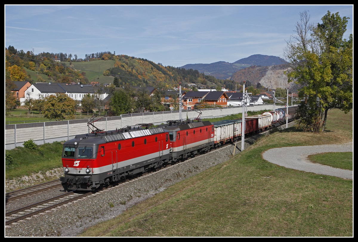 1144 283 ´+ 1144 116 mit Güterzug bei Stübing am 18.10.2019 Bahnbilder.de