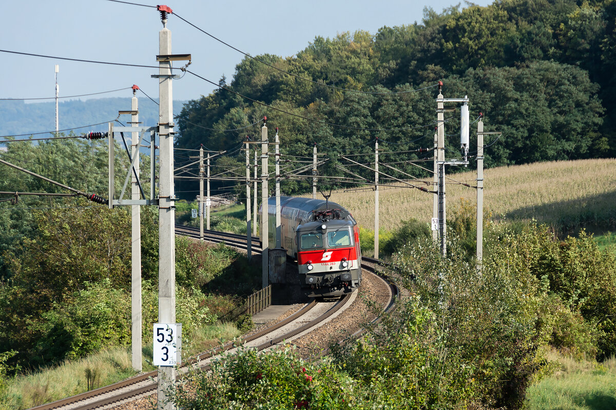 1144 283 mit REX 1638 kurz vor Pottenbrunn, am 11.10.2021.