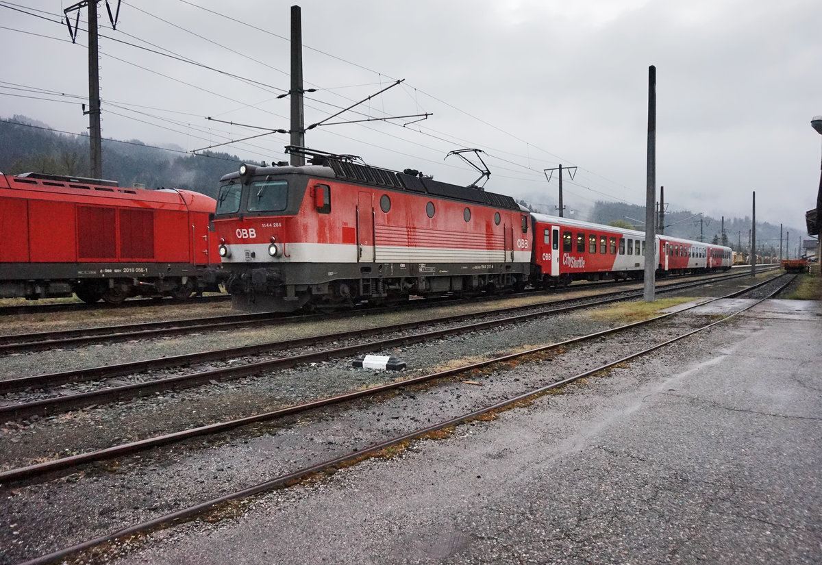 1144 285-4 mit S1 4262 (Greifenburg-Weißensee - Villach Hbf), am 8.4.2016 bei der Ausfahrt aus Greifenburg-Weißensee.
Aufgrund von Gleisbauarbeiten wurde der Zug von Lienz bis Greifenburg durch einen SEV-Bus ersetzt.